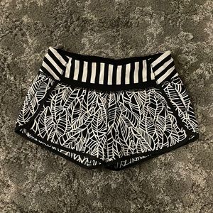 Lululemon Speed Up 4 inch, size 4